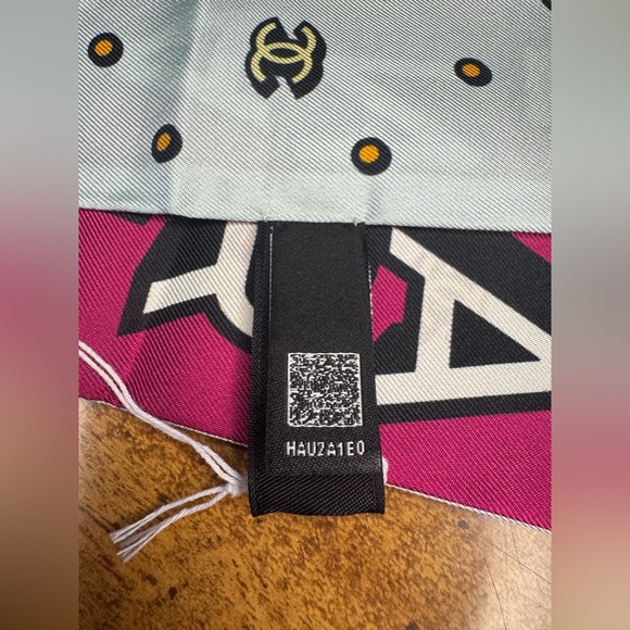 Brand new, unused Chanel Silk Twilly Scarf in 100% silk. - Picture 3 of 6